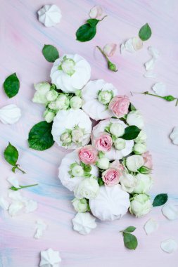 Gül ve yaprakları masanın üzerine tomurcukları ile lezzetli ve havadar Marshmallow