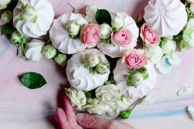 Gül ve yaprakları masanın üzerine tomurcukları ile lezzetli ve havadar Marshmallow