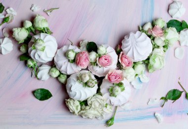 Gül ve yaprakları masanın üzerine tomurcukları ile lezzetli ve havadar Marshmallow