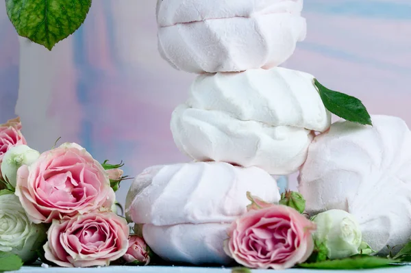 Delicious Dan Airy Marshmallow Dengan Tunas Mawar Dan Daun Atas — Stok Foto