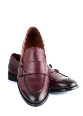 Deri, beyaz bir arka plan üzerinde şık erkek giyim ayakkabı