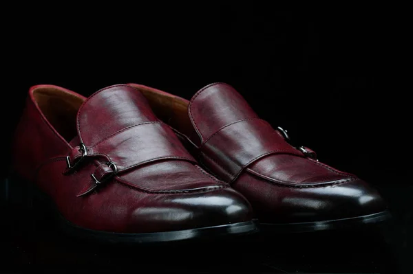 Cuir Chaussures Élégantes Pour Hommes Sur Fond Noir Avec Reflet — Photo