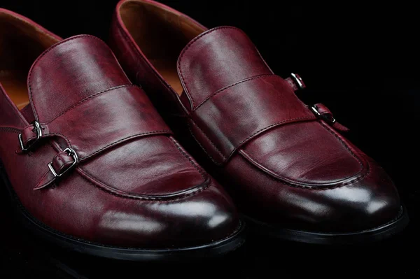 Piele Pantofi Eleganți Pentru Bărbați Fundal Negru Reflecție — Fotografie, imagine de stoc