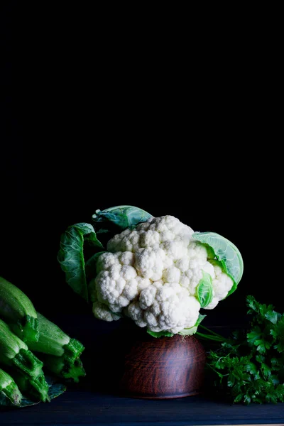 Verduras Frescas Apetitosas Sobre Una Mesa Oscura —  Fotos de Stock