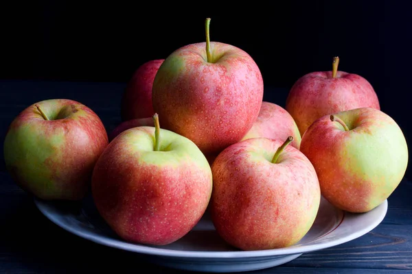 Siyah bir arka plan yansıması ile kırmızı elma