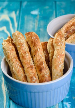 Taze peynir bir susam mavi tabloyla sopa