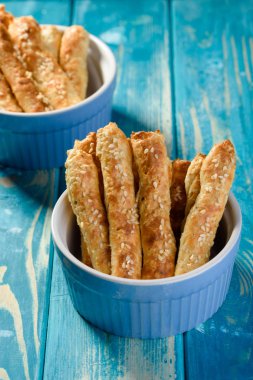 Taze peynir bir susam mavi tabloyla sopa