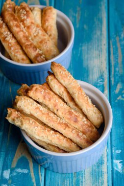 Taze peynir bir susam mavi tabloyla sopa