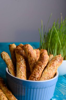 Taze peynir bir susam mavi tabloyla sopa