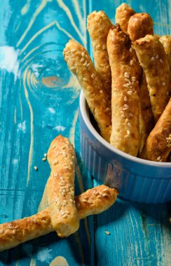 Taze peynir bir susam mavi tabloyla sopa