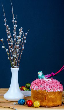 Tatlı ve iştah açıcı cupcake pembe yağmurlama ile 