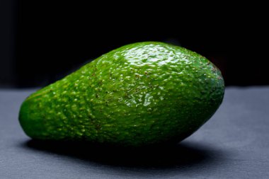 Kayrak bir tahta üzerinde olgunlaşmış ve sulu avcado