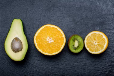 Meyve tabağı kayrak tahtası: kivi, portakal, avokado