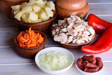 Lezzetli bir öğle yemeği için taze ve güzel kokulu ürünler