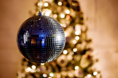 Parlak ışıklar ve süs eşyaları ile doğal dekor