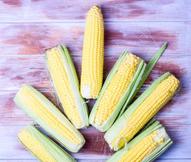 Arka planda tatlı sarı Mısır