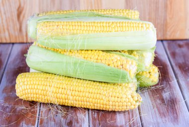 Arka planda tatlı sarı Mısır