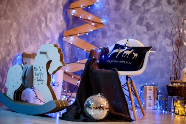 Parlak ışıklar ve süs eşyaları ile doğal dekor