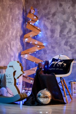 Parlak ışıklar ve süs eşyaları ile doğal dekor