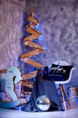 Parlak ışıklar ve süs eşyaları ile doğal dekor