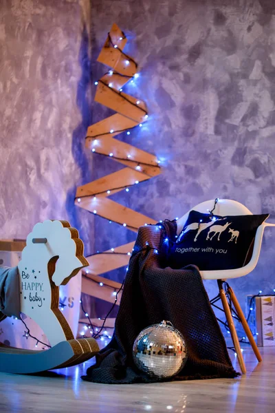 Parlak ışıklar ve süs eşyaları ile doğal dekor