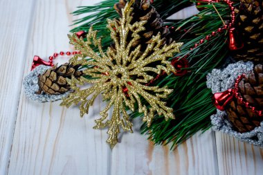 Masanın üzerinde parlak ve güzel yılbaşı dekor