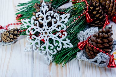 Masanın üzerinde parlak ve güzel yılbaşı dekor