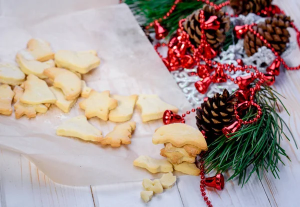 Deliciosas y aromáticas galletas festivas sobre la mesa — Foto de Stock