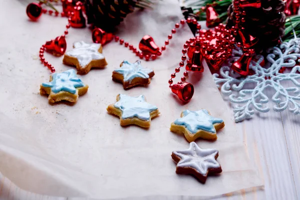 Вкусное и ароматное праздничное печенье на столе — стоковое фото