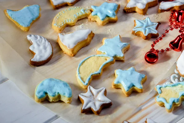 Deliziosi e aromatici biscotti festivi sul tavolo — Foto Stock