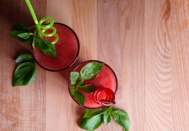 Fesleğen ile kokteyl serinletici yaz karpuz bırakır