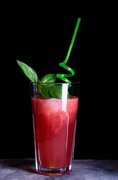 Uppfriskande Sommar Vattenmelon Cocktail Med Basilika Blad — Stockfoto