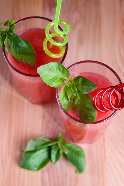 Uppfriskande Sommar Vattenmelon Cocktail Med Basilika Blad — Stockfoto
