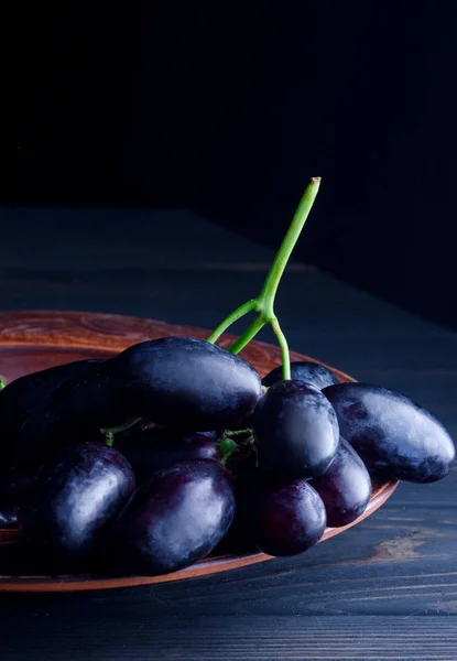 一大堆成熟的葡萄在桌上 — 图库照片