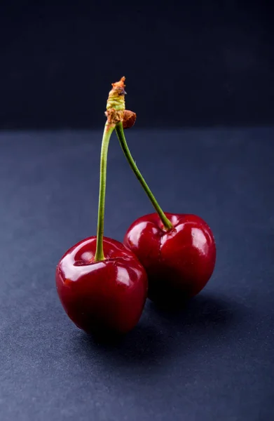 Cerises douces mûres et juteuses sur fond sombre — Photo