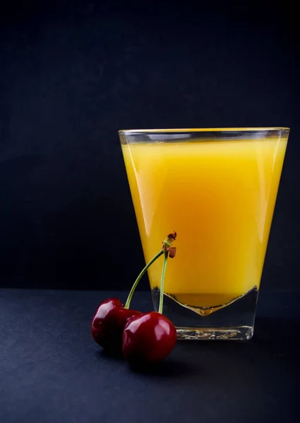 Mogna Och Saftiga Sweet Cherry Med Apelsinjuice Mörk Nyckel — Stockfoto