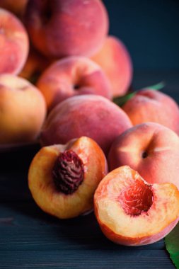 Masada güzel ve olgun şeftali