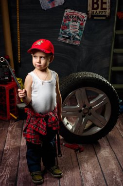 Garajda bir otomatik mekanik şeklinde küçük bir çocuk