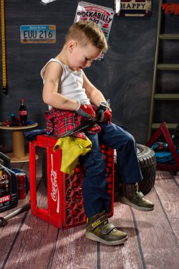 Garajda bir otomatik mekanik şeklinde küçük bir çocuk