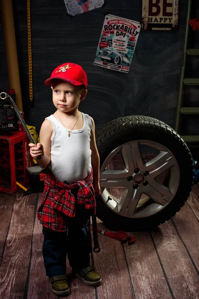 Menino Forma Mecânico Automóveis Garagem — Fotografia de Stock