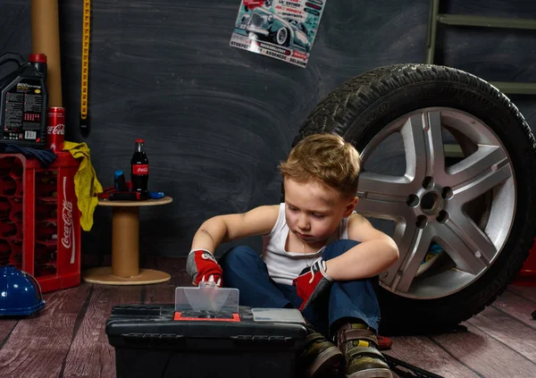 Little Boy Form Auto Mechanic Garage — Stock Photo, Image