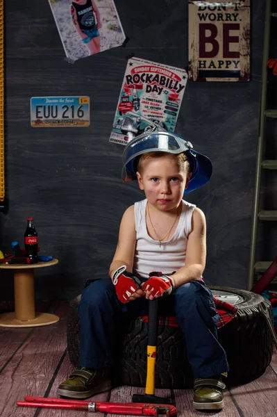 Little Boy Form Auto Mechanic Garage — Stock Photo, Image