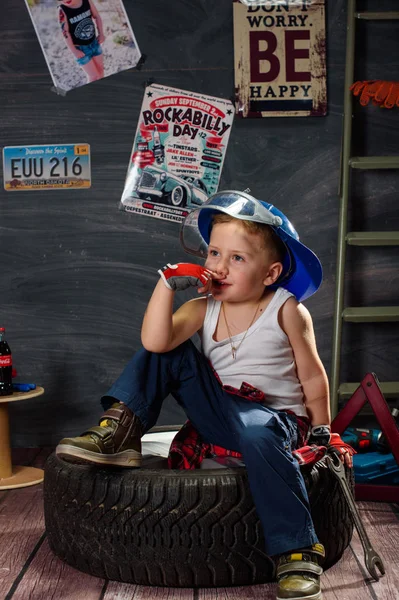 Little Boy Form Auto Mechanic Garage — Stock Photo, Image
