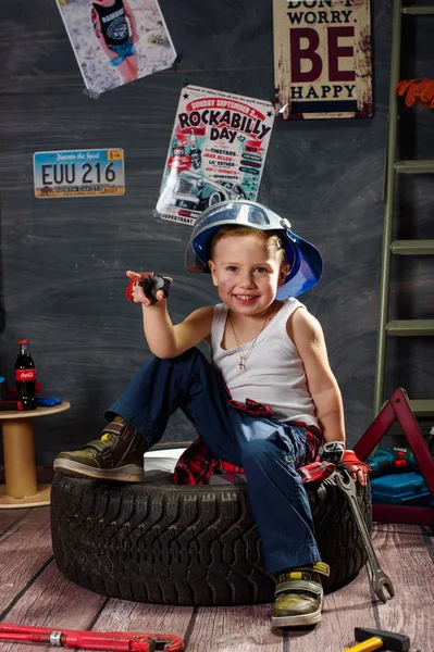 Petit Garçon Sous Forme Mécanicien Automobile Dans Garage — Photo