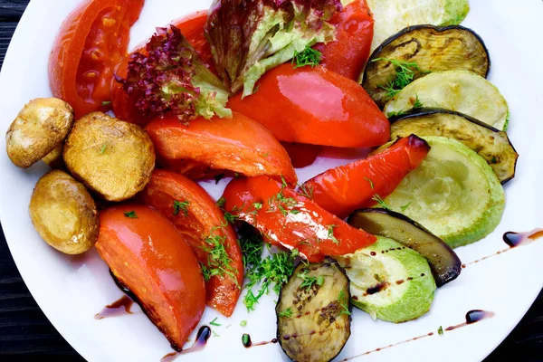 Gegrilde Groenten Met Saus Een Witte Plaat — Stockfoto