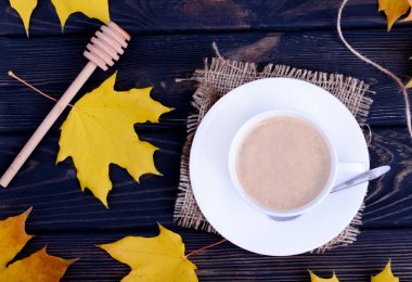 Güzel sonbahar natürmort. Siyah bir tablo üzerinde beyaz bir kase sütlü kahve