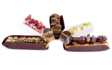 Beyaz bir arka plan üzerinde lezzetli ve iştah açıcı tatlı. Taze ve lezzetli pasta güzel dekor ile beyaz bir arka plan üzerinde izole.