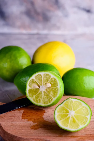 Limones Jugosos Fragantes Limones Verdes Amarillos Sobre Fondo Hormigón Limones — Foto de Stock