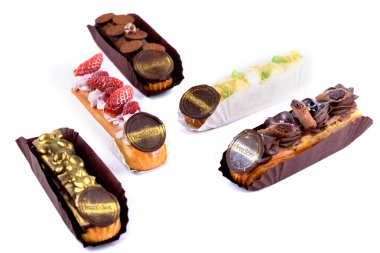 Beyaz bir arka plan üzerinde lezzetli ve iştah açıcı tatlı. Taze ve lezzetli pasta güzel dekor ile beyaz bir arka plan üzerinde izole.