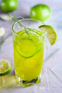 Bir avuç limon lezzetli sarı içecek. Kokteyl limnom beton arka plan ile. Sarı kokteyl limon ile.